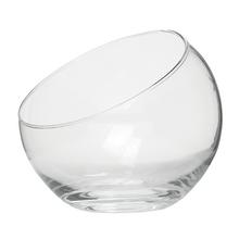 Sklenená váza s nakloneným dizajnom.