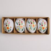 Sada štyroch plastových vajíčok s kvetinovým vzorom.