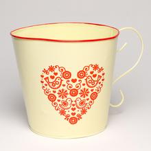 Obal s uchom v červenej farbe s folk srdcom.