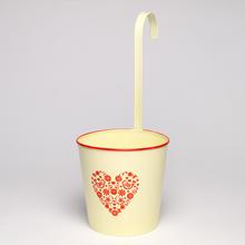 Kovový obal na záves s červeným folk srdcom.