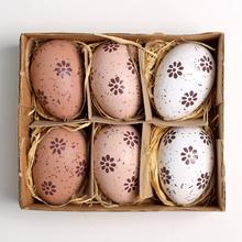 Sada plastových vajíčok s kvetinovým vzorom.