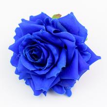 Umelá modrá ruža s priemerom 8 cm.
