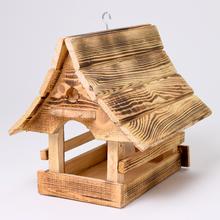 Drevené krmítko pre vtáky s rozmermi 28x27x31 cm.