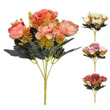 Umelá kytica ruží s rôznymi farbami.