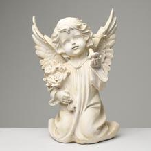 Ecru anjel so zlatými krídlami a kvetinou.