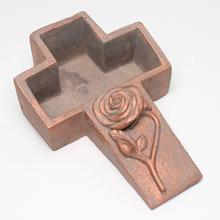 Obal kríž cement šedý s medenou ružou.