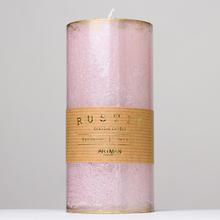 Ružová sviečka RUSTIC PATINA s rozmermi 7x15 cm.