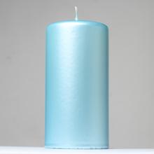 Modrá metalická sviečka OPAL s rozmermi 7x14 cm.