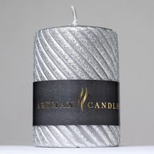 Strieborná vianočná sviečka s glitrom.