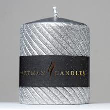 Strieborná vianočná sviečka s glitrom.