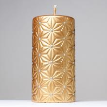 Zlatá vianočná sviečka s ornamentom