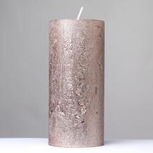 Rúžovo zlatá sviečka s glitrami, valcového tvaru.