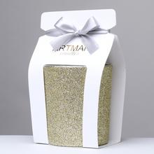 Zlatá vianočná sviečka v sklenenom obale s glitrom.