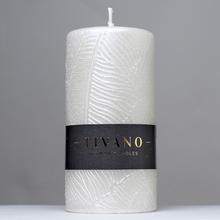 Biela vianočná sviečka TIVANO s ornamentom.