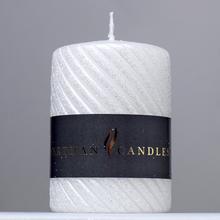 Biela vianočná sviečka s glitrom