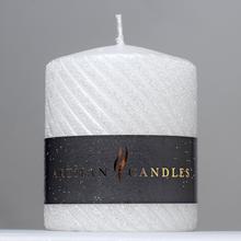 Biela vianočná sviečka s glitrom