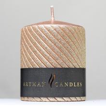 Ružovo zlatá vianočná sviečka s glitrom.