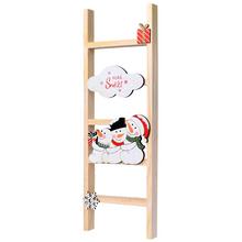 Drevený rebrík so snehuliakmi a vianočnými dekoráciami.