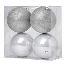 Sada štyroch strieborných plastových vianočných gúľ.