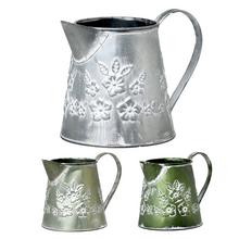 Mini váza džbán z kovu s kvetinovým vzorom v troch farbách.