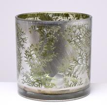 Zelený svietnik na čajovú sviečku s mrazovým vzorom.