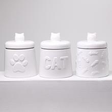 Dóza na krmivo pre mačky z porcelánu s rôznymi vzormi.