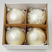 Sada sklenených vianočných gulí v bielej a striebornej farbe.