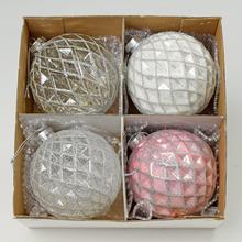 Sada štyroch sklenených vianočných gulí s rôznymi farbami a vzormi.