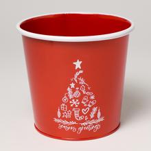 Červený plechový obal s vianočným motívom.