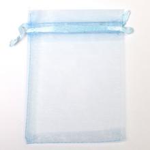 Modré saténové vrecko s rozmermi 9cm x 12cm.