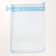 Modré saténové vrecko s rozmermi 12cm x 17cm.