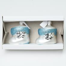 Sada dvoch sklenených vianočných gúľ v tvare papučiek, strieborné a modré.