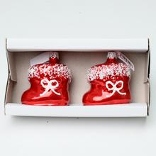 Sada dvoch červených sklenených gúľ vianočných vo forme papučiek.