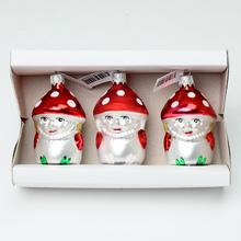 Sada sklenených vianočných gúľ s motívom muchotrávky.