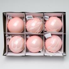 Sada sklenených vianočných gulí v bielo-ružovej farbe.