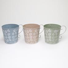 Sada kovových obalov s uchom v mixe farieb a kvetinovým vzorom.