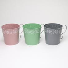 Sada kovových obalov s uchom v troch farbách.