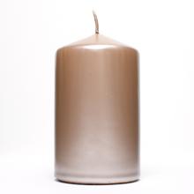 Sviečka valcová v metalickej champagne farbe.
