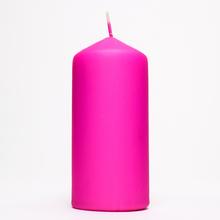 Ružová sviečka v tvare valca.