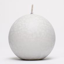 Biela guľatá sviečka s jemnou textúrou.