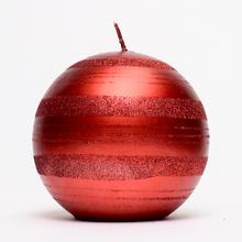 Vianočná sviečka guľa s červenými pruhmi a trblietkami.