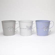 Obal s uchom v mixe farieb s motýľom.