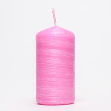 Ružová sviečka DRAPANA valcového tvaru.