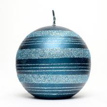 Vianočná sviečka guľa s pruhmi v modrej farbe