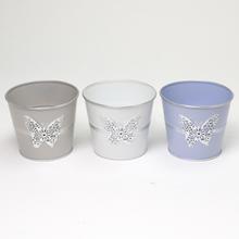 Kovové vedrá s motýľmi v troch farbách.