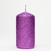 Fialový sviečkový valec s trblietkami.