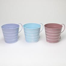 Obal s uchom v mixe farieb a pruhov.