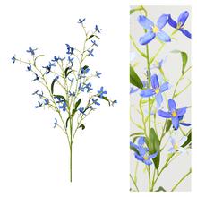 Umelé modré kvety s jemnými lístkami.