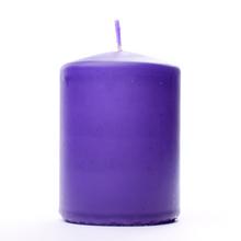 Fialový sviečkový valec s výškou 8 cm.