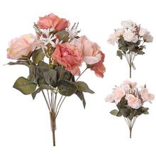 Kytica umelých ruží v rôznych farbách.